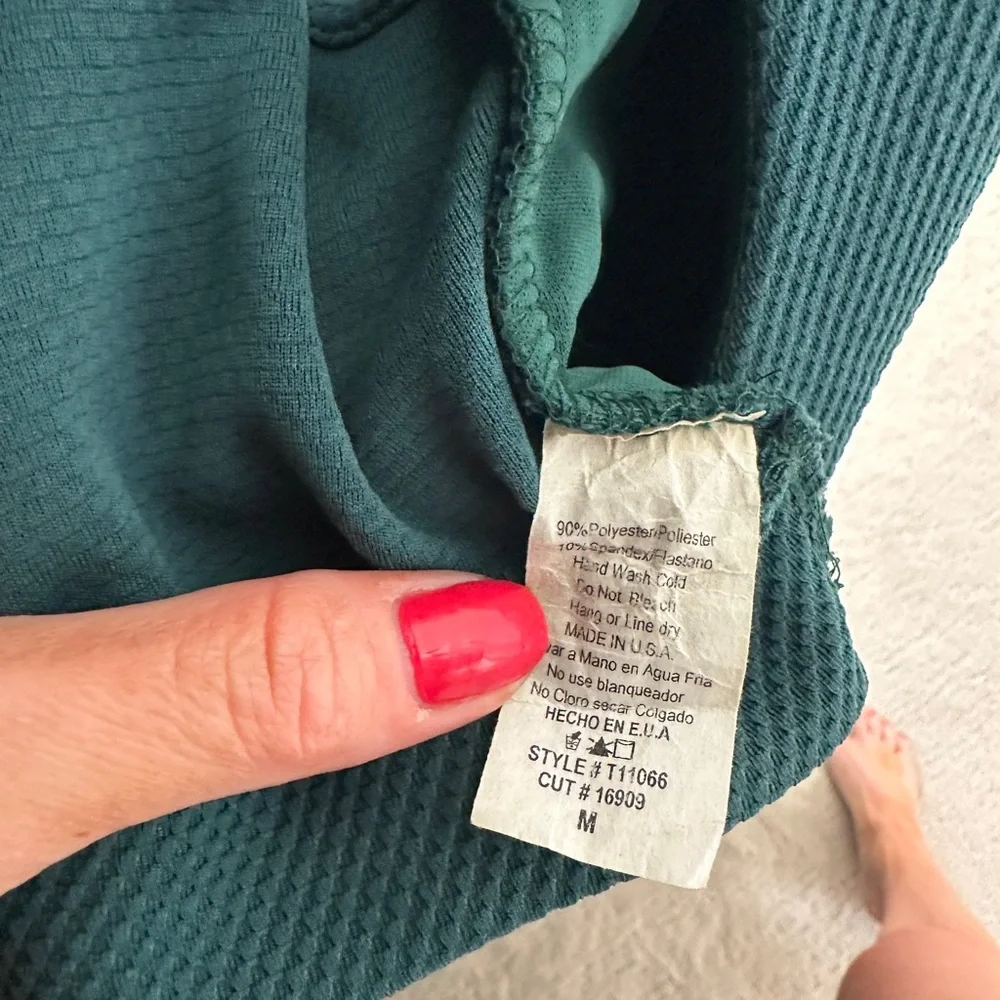 Windsor Green Deep V Neck Sleeveless Crop Top |
NWOT Size M - Picture 11 of 11